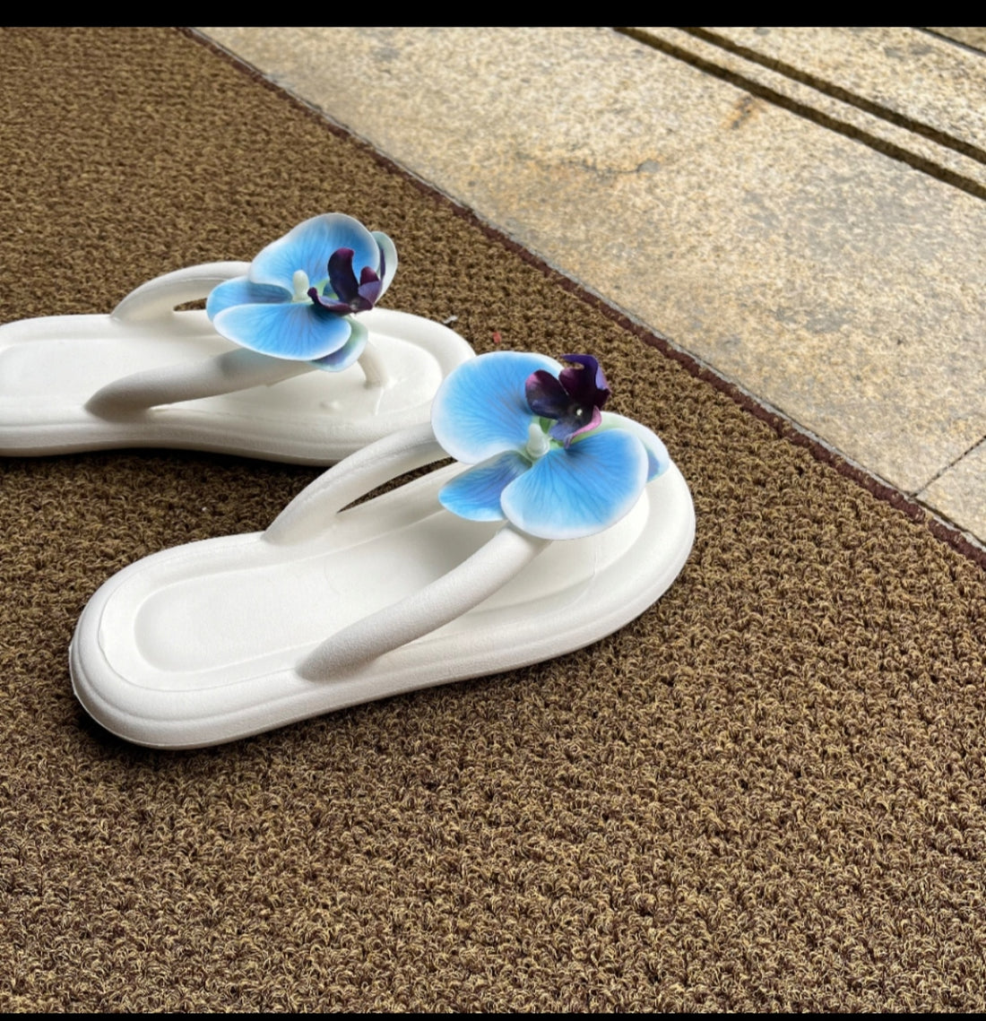 Go-to-wear flower flip flops